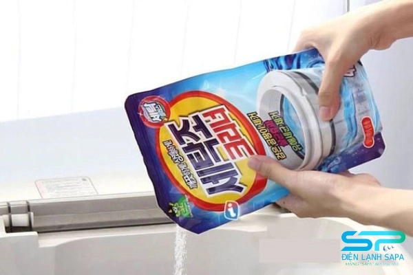 Bạn có thể sử dụng bột vệ sinh chuyên dụng để vệ sinh máy giặt LG cửa ngang tại nhà