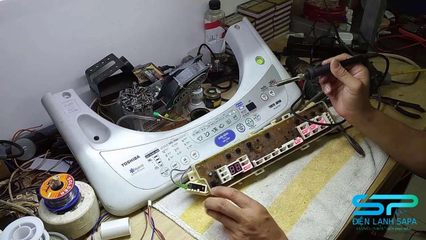 Board mạch bị lỗi hoặc hư hỏng khiến cho máy giặt bị chảy nước dưới gầm hay có thể ngừng hoạt động