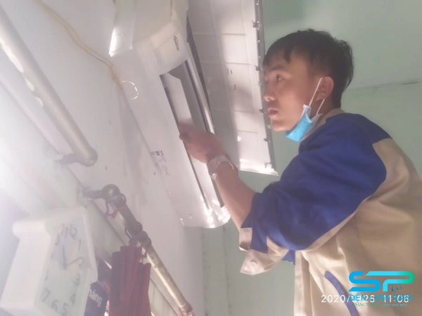 Các kỹ thuật viên tại Điện lạnh Sapa kiểm tra tổng quát tình trạng của máy lạnh