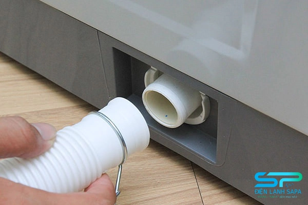 Cách lắp vòi thoát nước cho máy giặt Toshiba