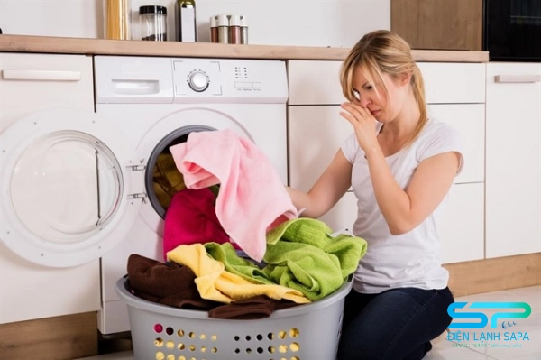 Cặn bẩn lâu ngày trong lồng giặt gây ẩm mốc và làm hư hại quần áo