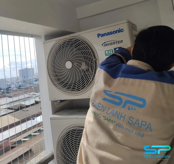 Kỹ thuật viên Điện Lạnh SAPA kiểm tra tình trạng máy lạnh trước khi bơm gas