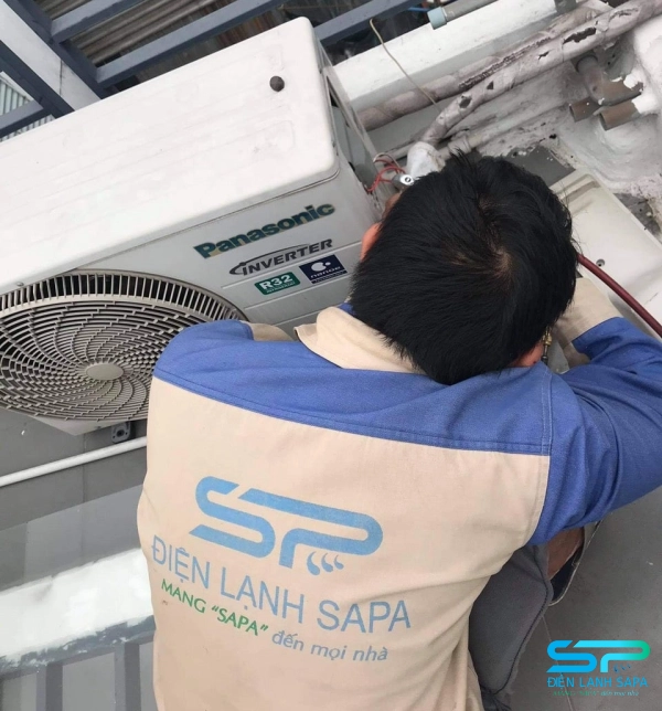 Kỹ thuật viên Điện Lạnh SAPA kiểm tra áp suất gas máy lạnh sau khi vệ sinh tại quận Bình Tân