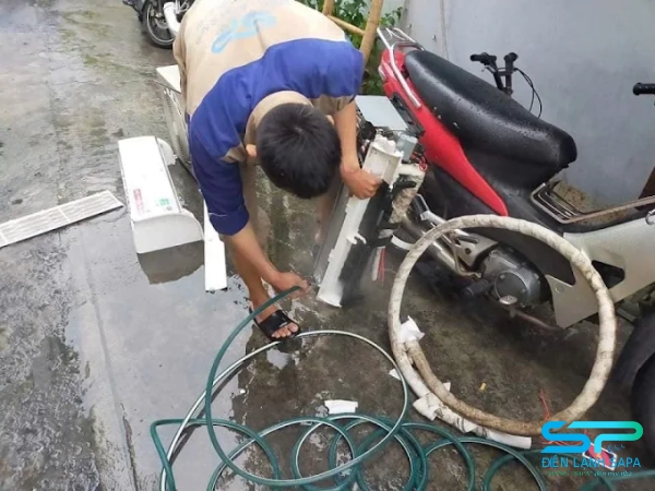 Điện Lạnh SAPA tự hào cung cấp dịch vụ vệ sinh máy lạnh tận nhà uy tín tại Quận 12