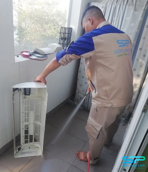 Điện lạnh Sapa vệ sinh dàn lạnh cực kỳ sạch