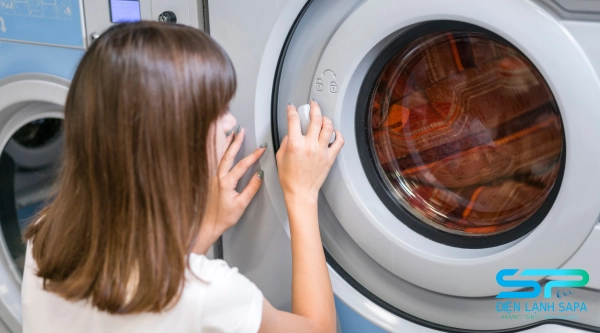 Do cửa máy giặt không được đóng kín