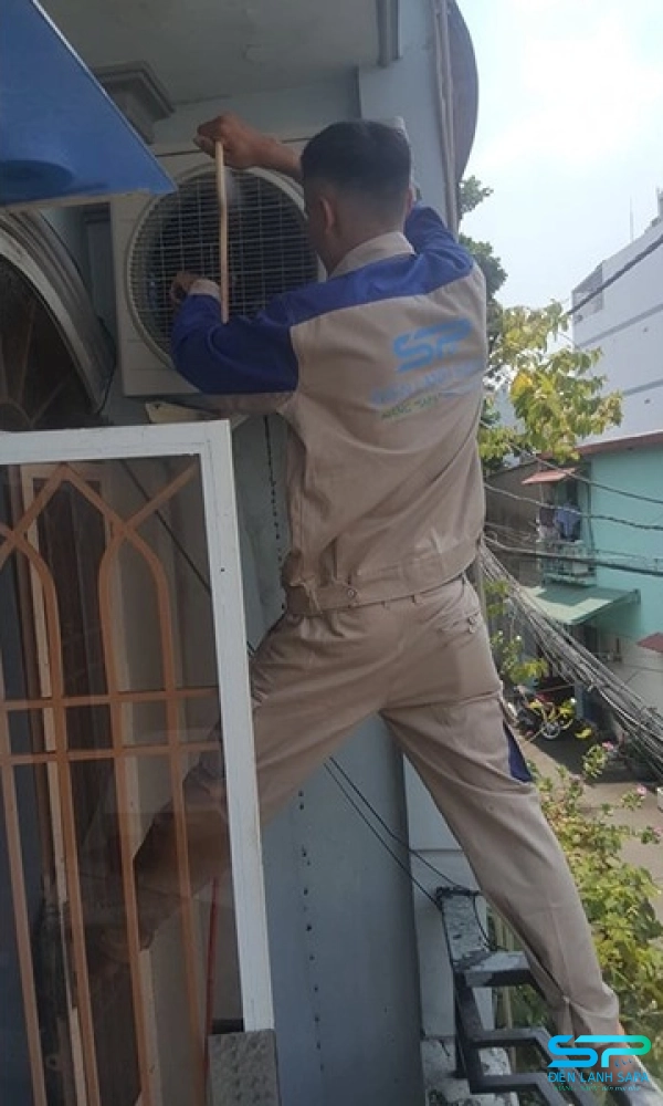 Đội ngũ kỹ sư điện lạnh SAPA được đào tạo bài bản và có chứng chỉ nghề