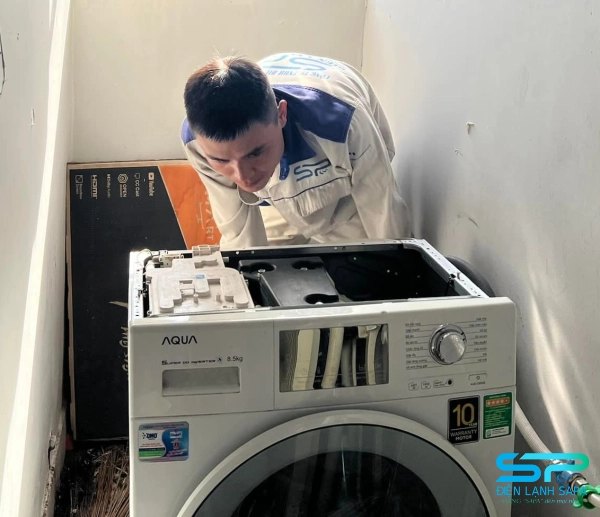 Đội ngũ kỹ thuật SAPA giàu kinh nghiệm, thao tác chuẩn xác, bảo vệ linh kiện máy giặt an toàn