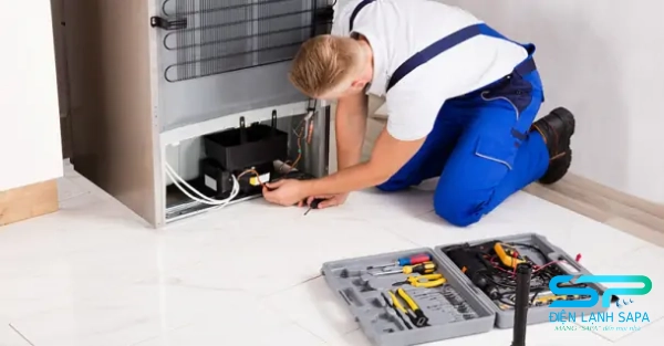 Kiểm tra vị trí rò rỉ gas tủ lạnh bằng bọt xà phòng trên đường ống và dàn lạnh