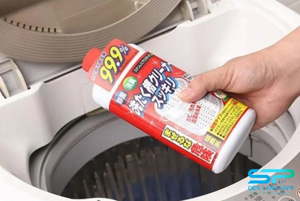 Dùng hóa chất an toàn, bàn chải và máy xịt cao áp để làm sạch cặn bẩn, nấm mốc triệt để