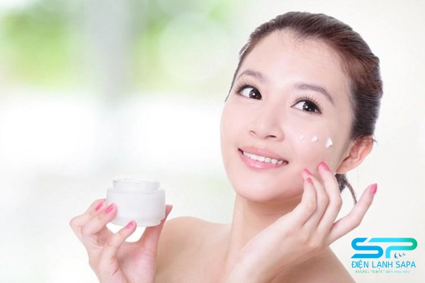 Dùng kem dưỡng ẩm