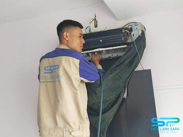Dùng máy bơm áp lực vệ sinh dàn lạnh, dàn nóng, máng nước và kiểm tra ống thoát