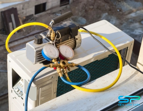 Dùng máy đo áp suất và thiết bị phát hiện rò rỉ gas để kiểm tra chính xác hệ thống