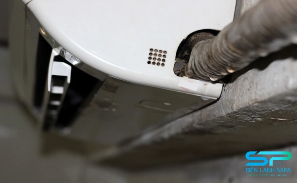 Gas thiếu làm giảm lạnh, gây đọng nước sai vị trí, ống đồng bám sương – cần kiểm tra gas.
