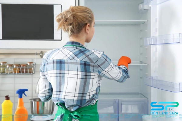 Hãy vệ sinh tủ lạnh thường xuyên để giảm bớt mùi hôi và các vấn đề hư hỏng khác