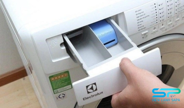Hộp chứa nước xả vải bị tắc nghẽn