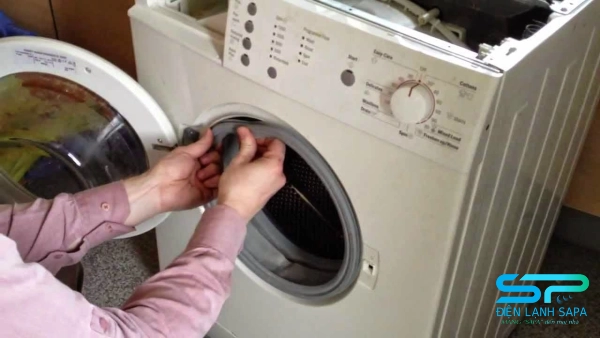 Kẹt cửa máy giặt gây báo lỗi E30