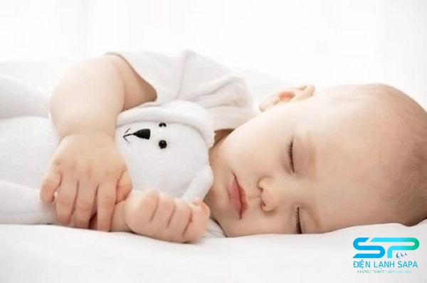 Không để luồng gió máy lạnh thổi thẳng vào người trẻ