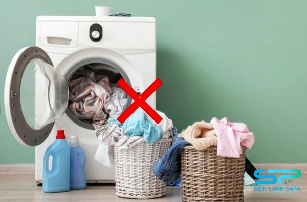 Không giặt quá tải, cho lượng đồ vừa đủ để tránh rung lắc, hỏng mô tơ và giảm hiệu suất