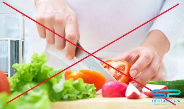 Không rửa hay cắt nhỏ rau củ, chỉ loại bỏ phần héo úa