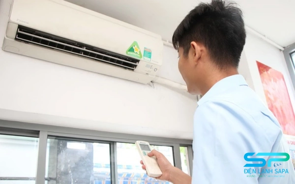 Kỹ thuật viên kiểm tra an toàn và vận hành máy lạnh trước khi bàn giao