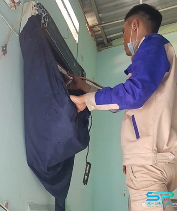 Kiểm tra mối nối gas và điện bằng thiết bị chuyên dụng khi tháo lắp máy lạnh chung cư Bình Thạnh tránh rò rỉ