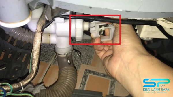 Kiểm tra ống cấp và thoát nước máy giặt để tránh tắc nghẽn và rò rỉ