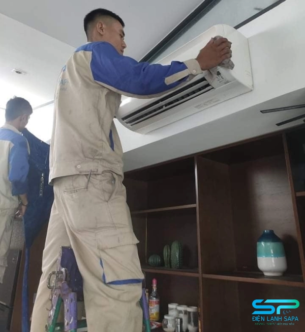 Kỹ thuật viên chạy thử, đo nhiệt độ, kiểm tra áp suất, đảm bảo máy lạnh mát sâu, êm trước bàn giao