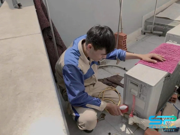 Kỹ thuật viên điện lạnh Sapa bắt đầu tiếp tục vệ sinh dàn nóng