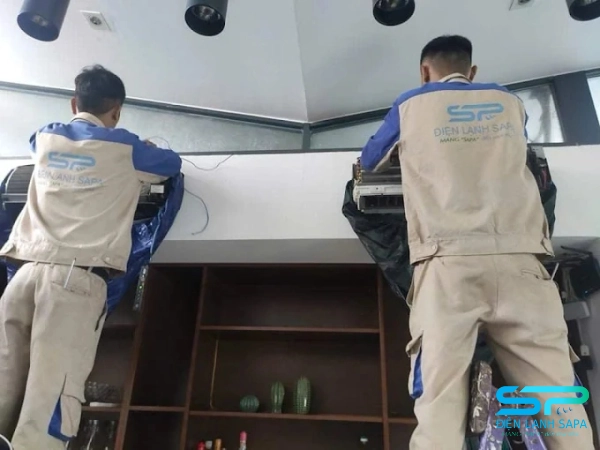 Kỹ thuật viên điện lạnh Sapa cho vệ sinh dàn lạnh (Indoor Unit)