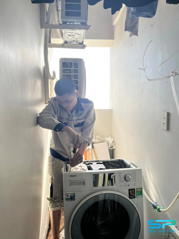 Kỹ thuật viên Điện Lạnh SAPA chuẩn bị thiết bị vệ sinh máy giặt tại nhà