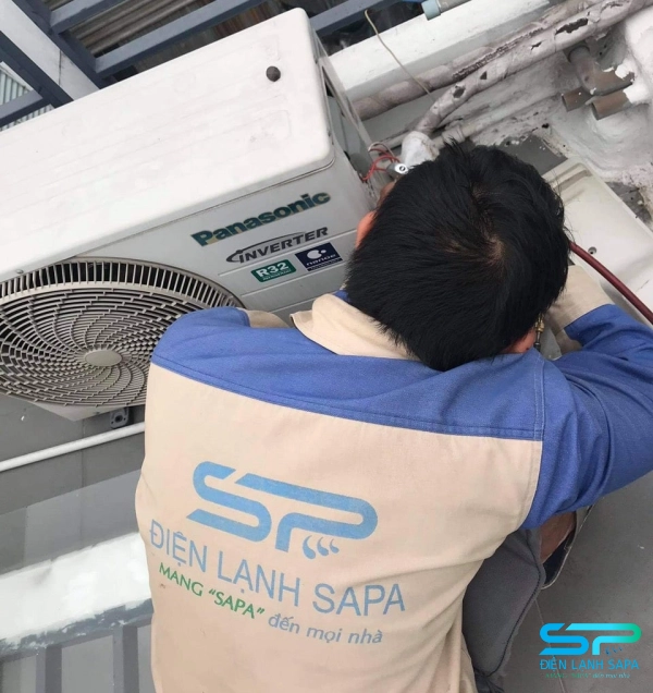 Kỹ thuật viên sửa máy lạnh quận Tân Bình kiểm tra và báo giá minh bạch trước khi sửa