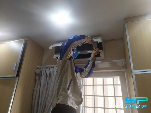 Kỹ thuật viên kiểm tra gas máy lạnh khi máy chạy nhưng không mát