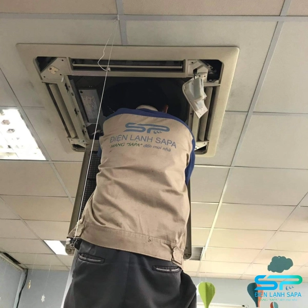 Kỹ thuật viên điện lạnh Sapa kiểm tra hiện trạng máy lạnh