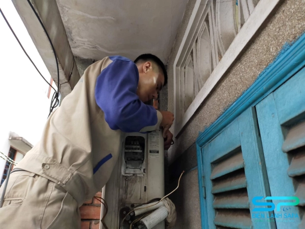 Kỹ thuật viên Điện Lạnh SAPA kiểm tra tổng thể máy lạnh trước khi vệ sinh tại Quận 5