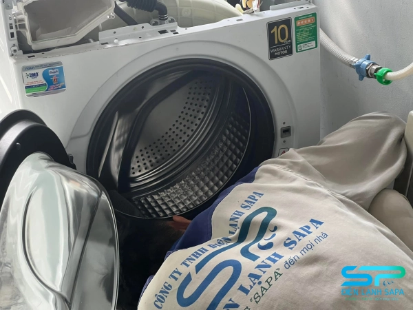 Kỹ thuật viên Điện Lạnh SAPA kiểm tra, tư vấn và báo giá minh bạch, chỉ thay linh kiện cần thiết