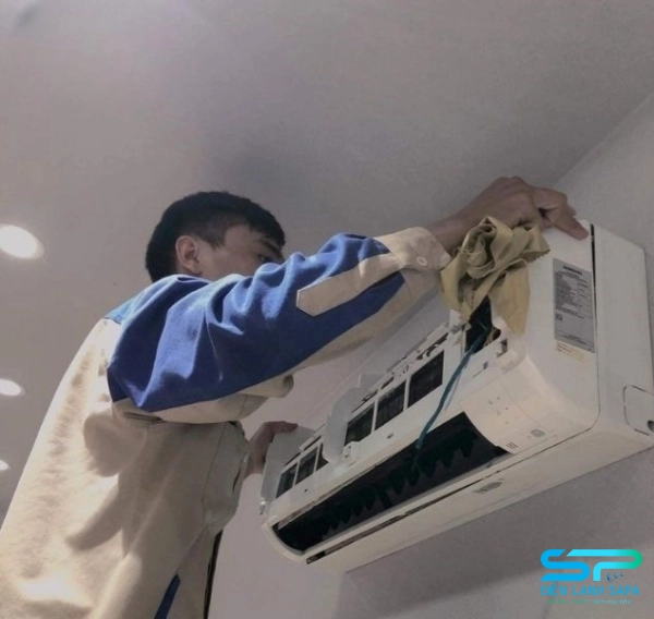 Kỹ thuật viên Điện Lạnh SAPA sẽ tiến hành vệ sinh dàn lạnh