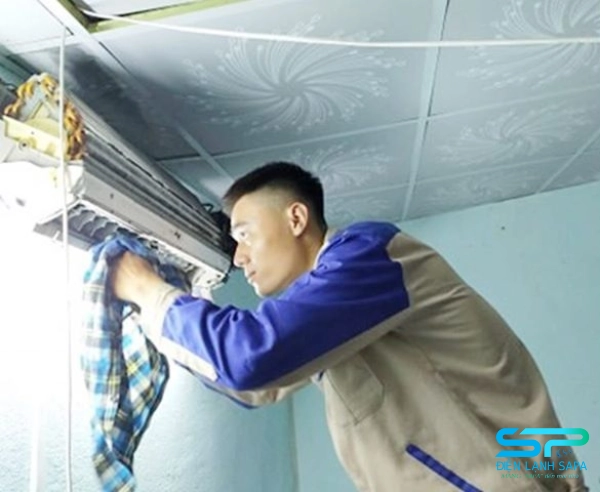 Kỹ thuật viên điện lạnh Sapa tháo và làm sạch dàn lạnh, lưới lọc, máng nước