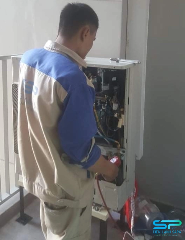 kỹ thuật viên điện lạnh Sapa tiến hành bơm gas chuẩn kỹ thuật