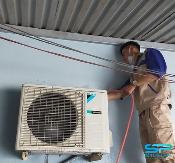 Kỹ thuật viên điện lạnh Sapa tiếp tục vệ sinh dàn nóng