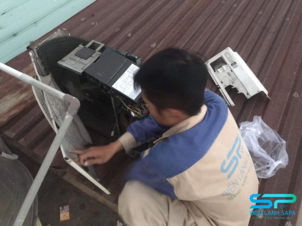 Kỹ thuật viên Điện Lạnh SAPA vệ sinh dàn nóng máy lạnh bằng máy xịt áp lực cao