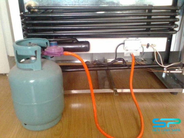 Kỹ thuật viên dùng đồng hồ áp suất, máy hút chân không bơm gas chuẩn, an toàn, không rò rỉ