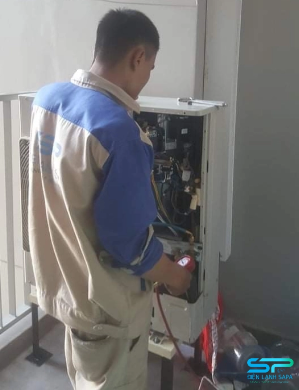 Kỹ thuật viên dùng thiết bị chuyên dụng kiểm tra áp suất và phát hiện rò rỉ gas an toàn