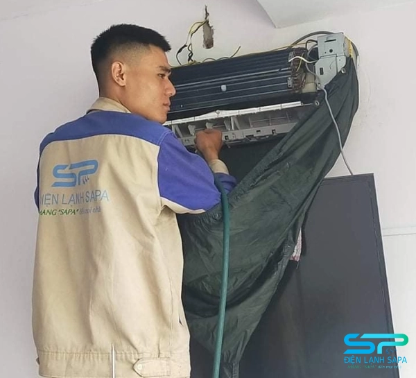 Kỹ thuật viên SAPA lắp máy lạnh inverter cao cấp đúng chuẩn kỹ thuật cho căn hộ khu Thảo Điền