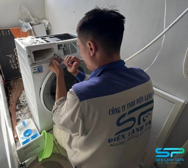 Kỹ thuật viên lắp ráp đúng chuẩn, kiểm tra điện, nước, động cơ đảm bảo máy giặt vận hành trơn tru