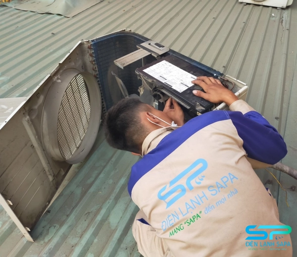 Kỹ thuật viên SAPA kiểm tra máy, xác định loại & lượng gas, phát hiện rò rỉ, tư vấn giải pháp