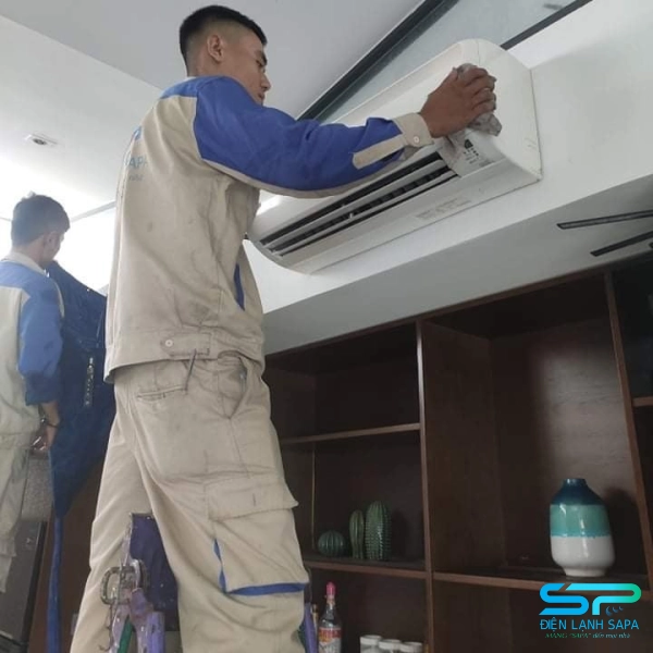 Kỹ thuật viên SAPA kiểm tra toàn bộ máy lạnh, phát hiện rò rỉ và chẩn đoán chính xác trước khi nạp gas