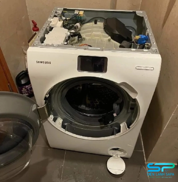 Kỹ thuật viên tháo rời đúng chuẩn các bộ phận máy giặt để vệ sinh sâu, tránh hư hỏng linh kiện