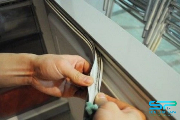 Làm sạch gioăng cao su của tủ lạnh