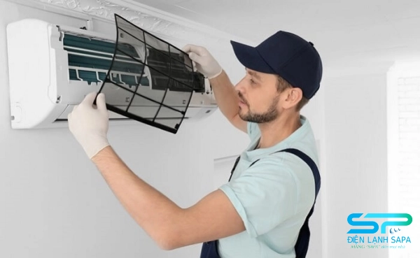 Lắp lại lưới lọc và kiểm tra máy lạnh
